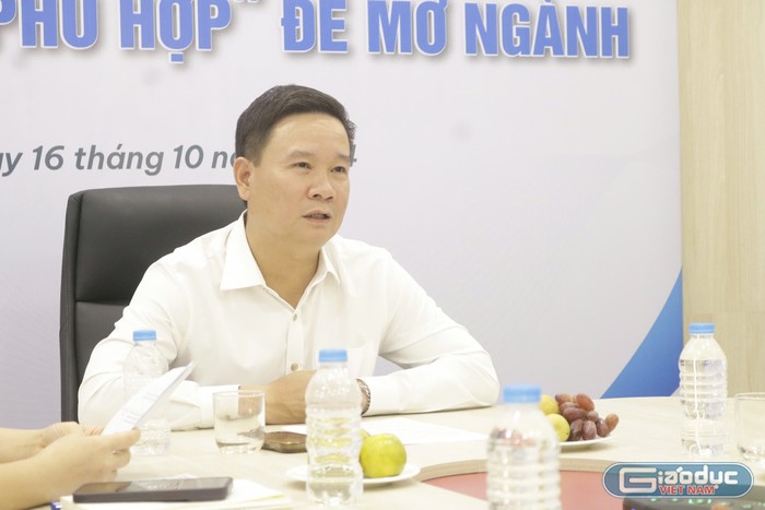 Nhà báo Nguyễn Tiến Bình – Phó Chủ tịch Hiệp hội Các trường đại học, cao đẳng Việt Nam, Tổng Biên tập Tạp chí điện tử Giáo dục Việt Nam phát biểu khai mạc toạ đàm GDVN-toạ đàm (4).jpg