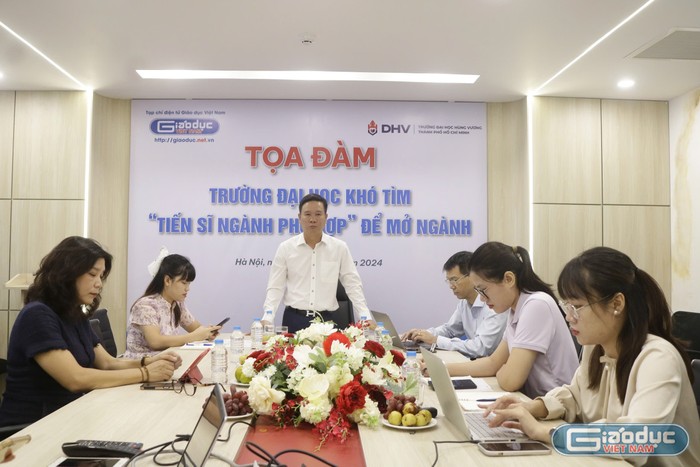 Tọa đàm: "Trường đại học khó tìm “tiến sĩ ngành phù hợp” để mở ngành” được tổ chức theo hình thức trực tiếp kết hợp trực tuyến GDVN-toạ đàm (6).jpg