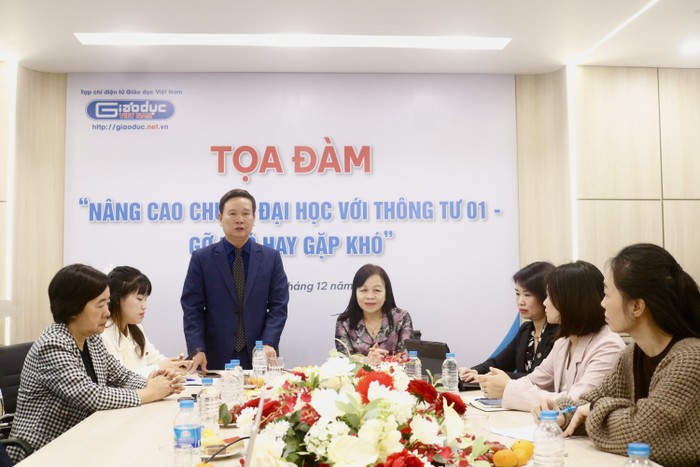 Nhà báo Nguyễn Tiến Bình – Phó Chủ tịch Hiệp hội Các trường đại học, cao đẳng Việt Nam, Tổng biên tập Tạp chí điện tử Giáo dục Việt Nam phát biểu khai mạc tọa đàm. Ảnh: Doãn Nhàn _MG_4688.jpeg