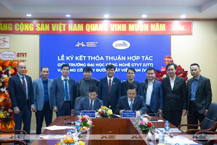 Đại diện lãnh đạo hai đơn vị ký thỏa thuận hợp tác.