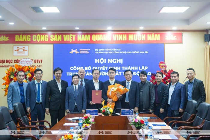 Đại diện lãnh đạo Trường Đại học Công nghệ Giao thông vận tải trao Quyết định và tặng hoa chúc mừng Trung tâm Đường sắt tốc độ cao.