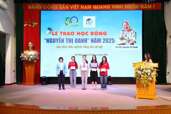 Bà Nguyễn Thị Ánh Nguyệt, đại diện Quỹ học bổng Nguyễn Thị Oanh trao học bổng cho sinh viên UED.