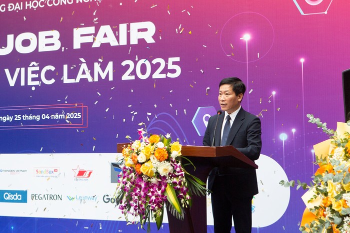 Phó Giáo sư, Tiến sĩ Nguyễn Hoàng Long - Hiệu trưởng Trường Đại học Công nghệ phát biểu khai mạc Ngày hội việc làm 2025 Phó Giáo sư, Tiến sĩ Nguyễn Hoàng Long - Hiệu trưởng Trường Đại học Công nghệ phát biểu khai mạc Ngày hội việc làm 2025