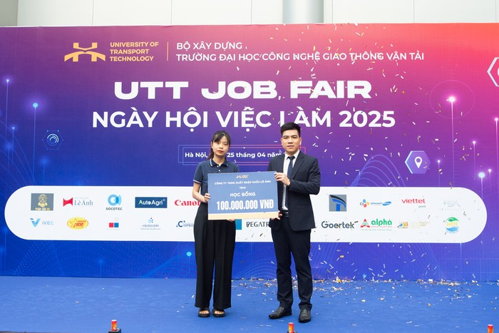 Đại diện lãnh đạo các doanh nghiệp trao tặng học bổng cho Trường Đại học Công nghệ Giao thông vận tải Đại diện lãnh đạo các doanh nghiệp trao tặng học bổng cho Trường Đại học Công nghệ Giao thông vận tải