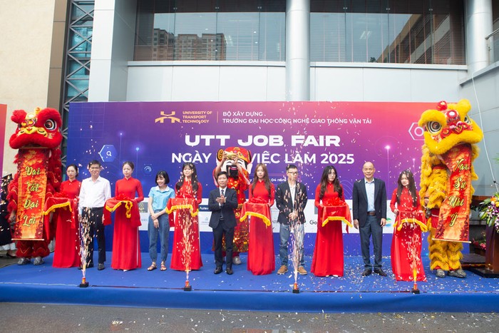 Tập thể lãnh đạo Trường Đại học Công nghệ Giao thông vận tải thực hiện nghi thức khai trương Ngày hội việc làm 2025 Tập thể lãnh đạo Trường Đại học Công nghệ Giao thông vận tải thực hiện nghi thức khai trương Ngày hội việc làm 2025
