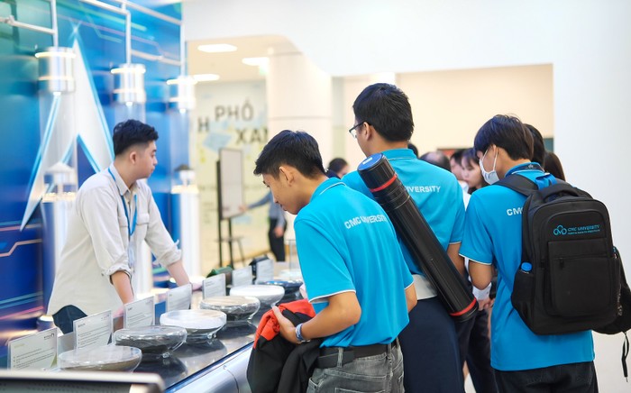 Sinh viên CMC trải nghiệm các công nghệ tiên tiến trong môi trường thực tế.Ảnh: CMC Sinh viên được tiếp cận và trải nghiệm các công nghệ mới nhất.JPG