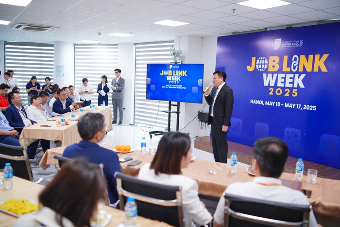 Phó Giáo sư, Tiến sĩ Nguyễn Văn Định - Phó Hiệu trưởng Trường Quốc tế - Đại học Quốc gia Hà Nội phát biểu khai mạc VNU-IS Job Link Week 2025 - Tuần lễ kết nối việc làm”. 7R408529.JPG