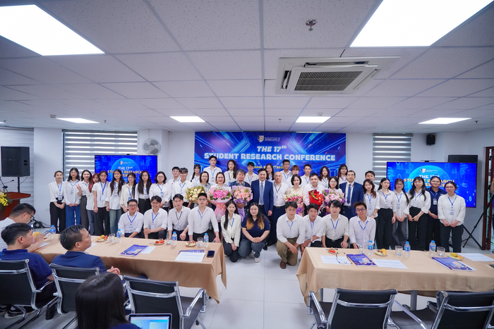 Các nhóm nghiên cứu chụp ảnh cùng các thầy cô. 7R409398.png