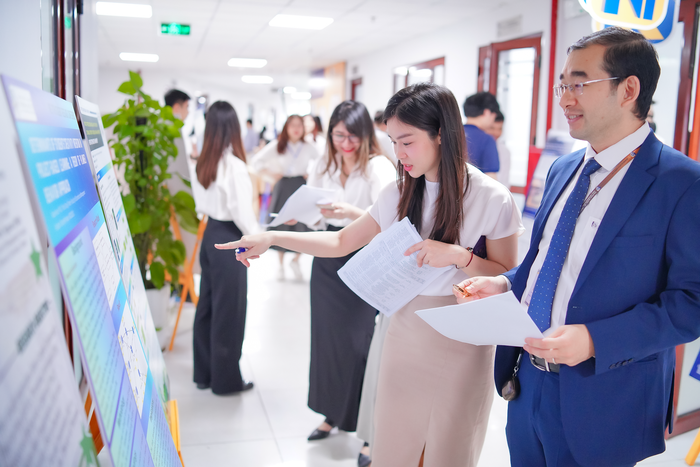Các đề tài nghiên cứu khoa học của sinh viên Trường Quốc tế - Đại học Quốc Gia Hà Nội năm nay được Hội đồng đánh giá cao bởi nội dung khoa học, có tính thực tiễn; có sự đầu tư kỹ lưỡng về cả thời gian và công sức. 7R409579.png