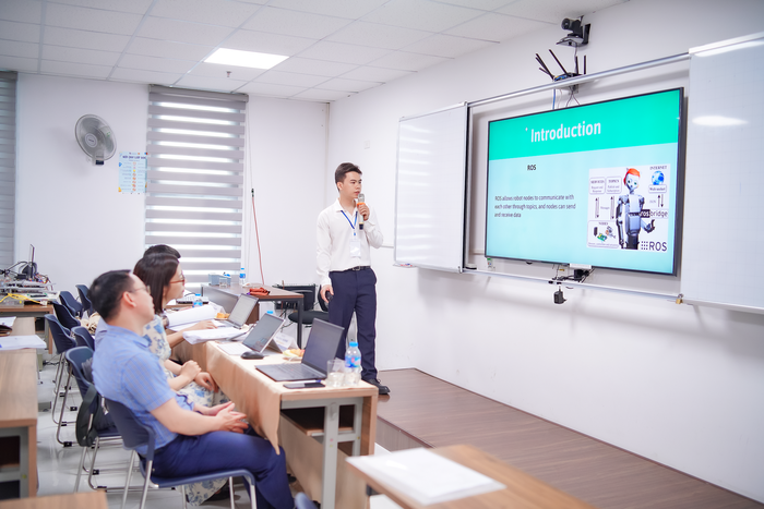 Các nhóm sinh viên trình bày kết quả nghiên cứu trước Hội đồng 7R409665.png