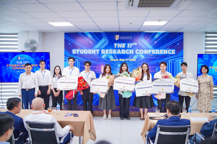 Ban tổ chức trao giải cho các nhóm nghiên cứu. 7R409909.png