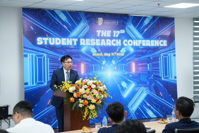 Phó Giáo sư, Tiến sĩ Nguyễn Văn Định - Phó Hiệu trưởng Trường Quốc tế - Đại học Quốc gia Hà Nội phát biểu tại Hội nghị. fca88094e42f56710f3e.jpg