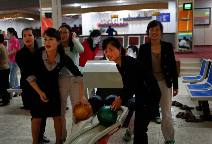 Dân Bình Nhưỡng chơi bowling