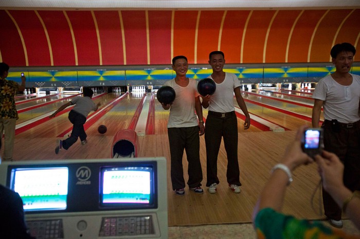 Chụp ảnh sau khi chơi bowling