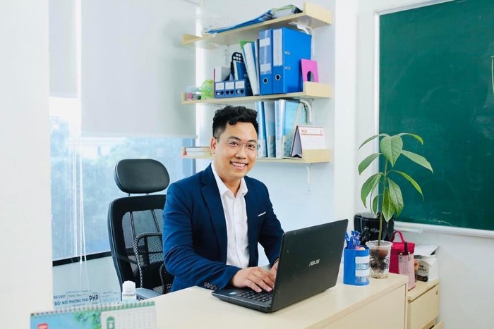 Thầy giáo Đinh Đức Hiền. Ảnh: NVCC