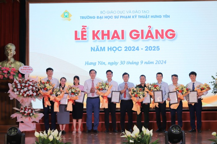Đại diện các đơn vị doanh nghiệp đến trao học bổng chung vui cùng nhà trường. Ảnh: NTCC IMG_0025.JPG