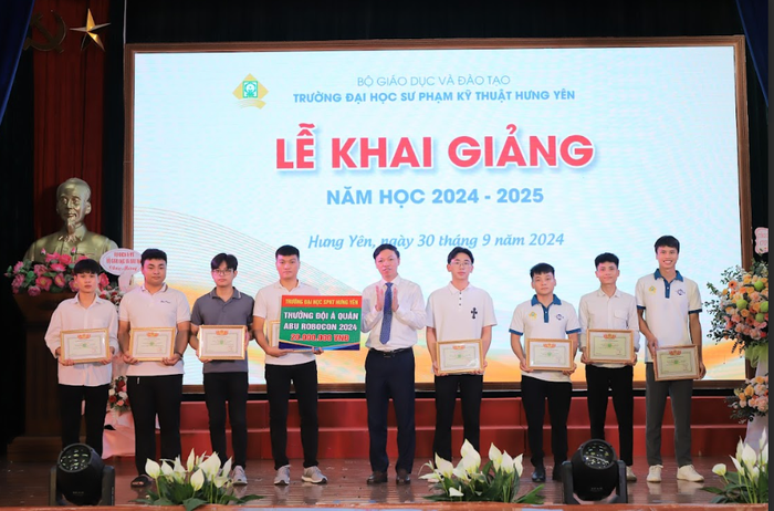 Đội đạt giải Á quân Cuộc thi Robocon Châu Á – Thái Bình Dương ABU 2024. screenshot_1727687273.png