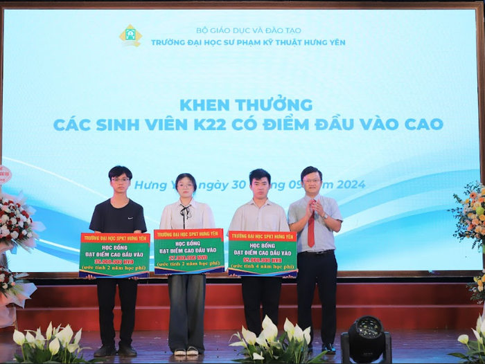 3 tân sinh viên có điểm trúng tuyển cao được nhà trường trao học bổng. Ảnh: NTCC screenshot_1727687291.png