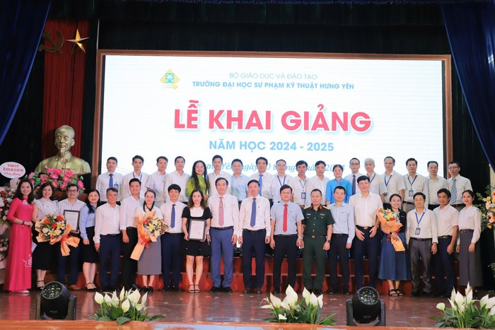 Các đại biểu, khách mời chụp ảnh lưu niệm. Ảnh: NTCC z5882170282027_3b27164b691dfc6a4b6d8438e9500687.jpg