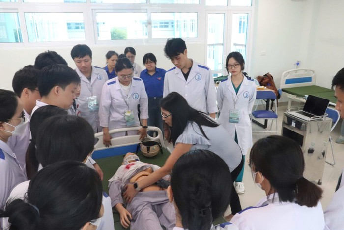 Trường Y Dược, Đại học Đà Nẵng tích cực mời giảng viên đã nghỉ hưu về trường làm cố vấn, thỉnh giảng. Ảnh minh họa: website nhà trường z5846946738359_a4012c44ba57c3447d2aaae76bca4a03-1200x800.jpg