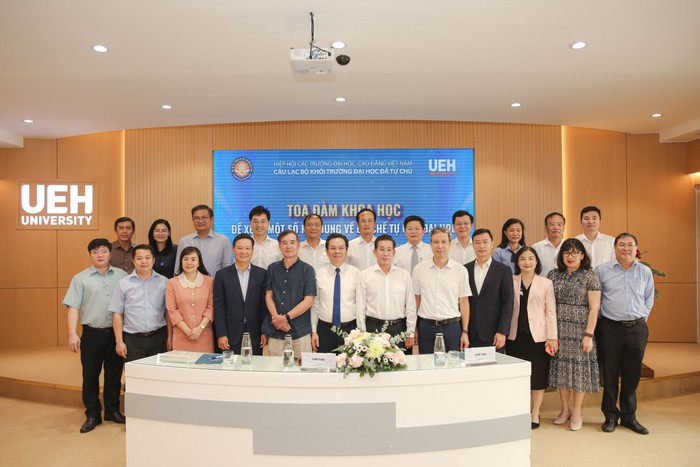 Đại diện thành viên Câu lạc bộ Khối trường đại học đã tự chủ thuộc Hiệp hội Các trường đại học, cao đẳng Việt Nam. (Nguồn ảnh: UEH) Ảnh 3.jpg