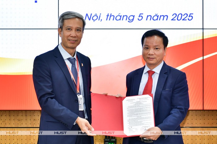 Giáo sư, Tiến sĩ Lê Anh Tuấn - Chủ tịch Hội đồng Đại học Bách khoa Hà Nội trao quyết định bổ nhiệm đối với Giáo sư, Tiến sĩ Vũ Văn Yêm 20250506-cbo_5198.jpg