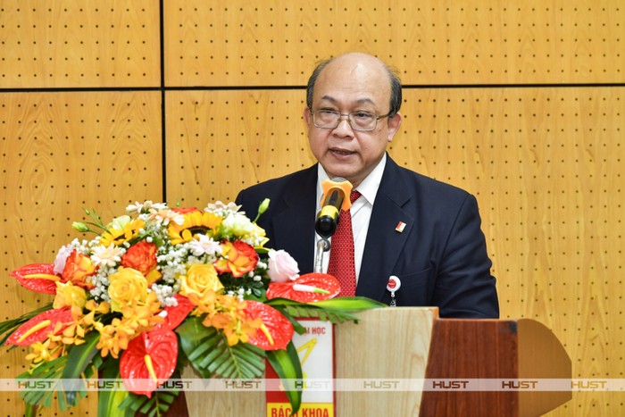 Phó giáo sư, Tiến sĩ Huỳnh Quyết Thắng - Giám đốc Đại học Bách khoa Hà Nội phát biểu chúc mừng và giao nhiệm vụ cho Phó Giám đốc đại học mới được bổ nhiệm. Ảnh: website nhà trường 20250506-cbo_5236.jpg
