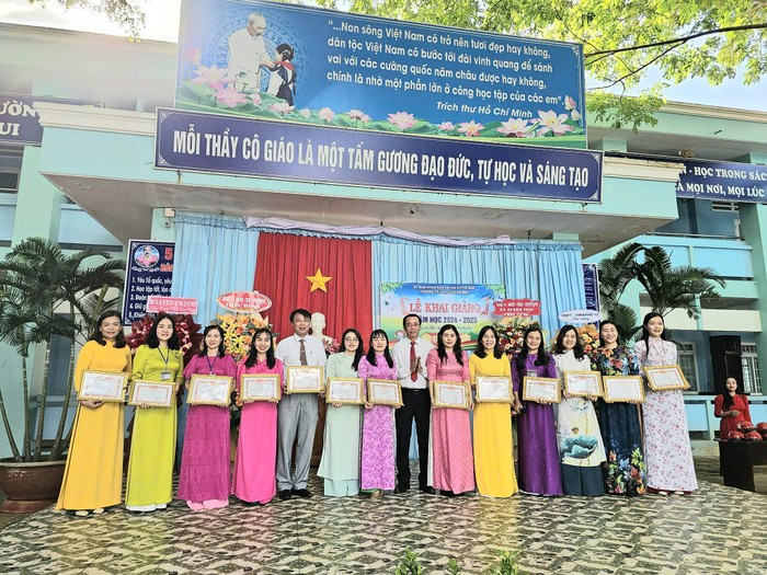 Cô giáo Vũ Thị Loan (thứ 7 từ trái sang). Ảnh NVCC 490342133_2496934787317223_7999403229386987158_n.jpg