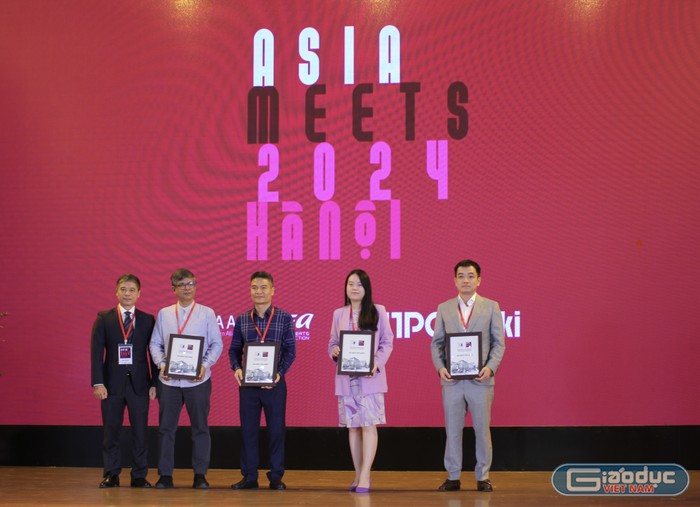 Phó Giáo sư, Tiến sĩ Hoàng Tùng - Hiệu trưởng Trường Đại học Xây dựng Hà Nội tặng quà lưu niệm cho các nhà tài trợ. GDVN_020.jpeg