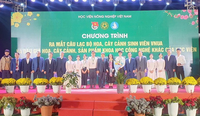 Đại diện Câu lạc bộ hoa, cây cảnh sinh viên VNUA cùng ban cố vấn, chuyên gia trong lĩnh vực hoa, cây cảnh.