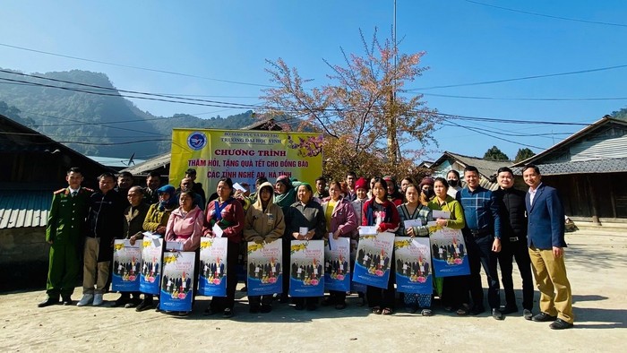 Đoàn công tác Trường Đại học Vinh tặng quà tại xã Mường Lống, huyện Kỳ Sơn, tỉnh Nghệ An. Ảnh: NVCC.