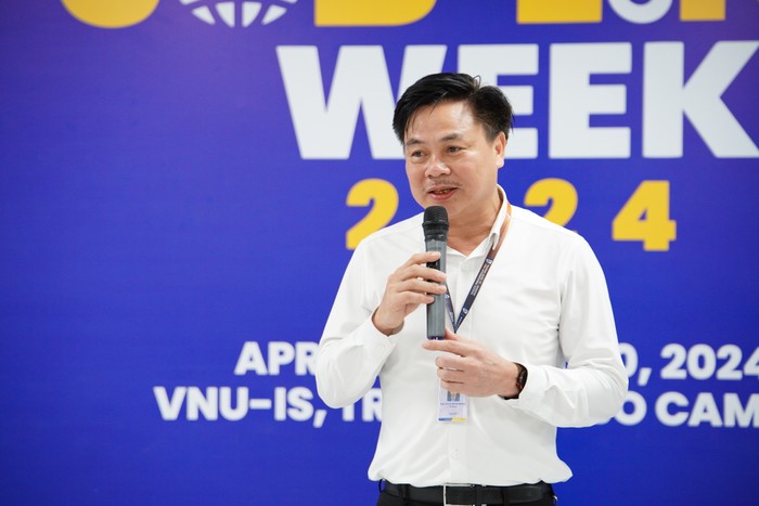 Phó Giáo sư, Tiến sĩ Nguyễn Văn Định - Đảng ủy viên, Phó Hiệu trưởng Trường Quốc tế phát biểu khai mạc chương trình. 7R404840.JPG