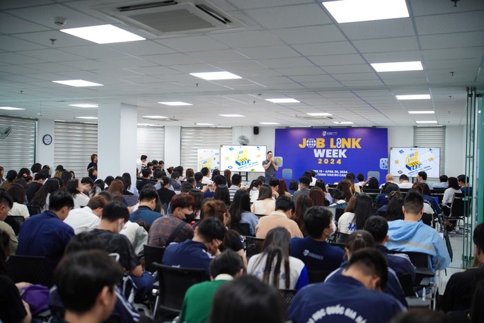 Chương trình VNUIS Job Link Week 2024 thu hút sự tham gia của đông đảo sinh viên 7R404908.JPG
