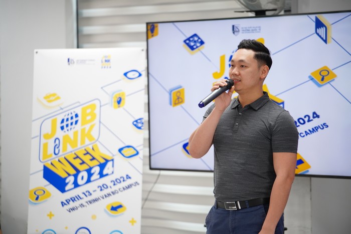 Ông Trần Văn Trọng - Tổng thư ký Hiệp hội Thương mại điện tử Việt Nam đại diện các doanh nghiệp chia sẻ tại buổi khai mạc. 7R404922.JPG