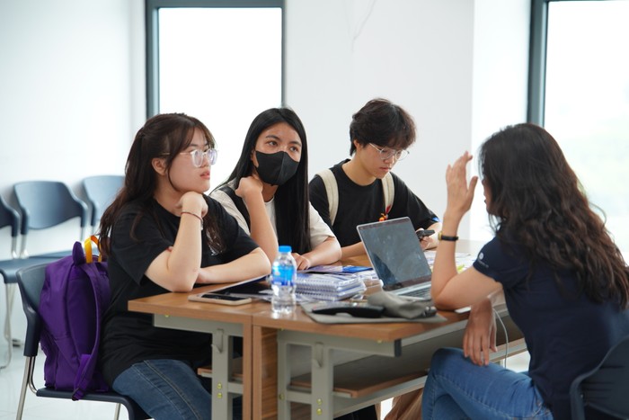 Sinh viên có cơ hội được tiếp xúc, phỏng vấn trực tiếp với doanh nghiệp. 7R405105.JPG