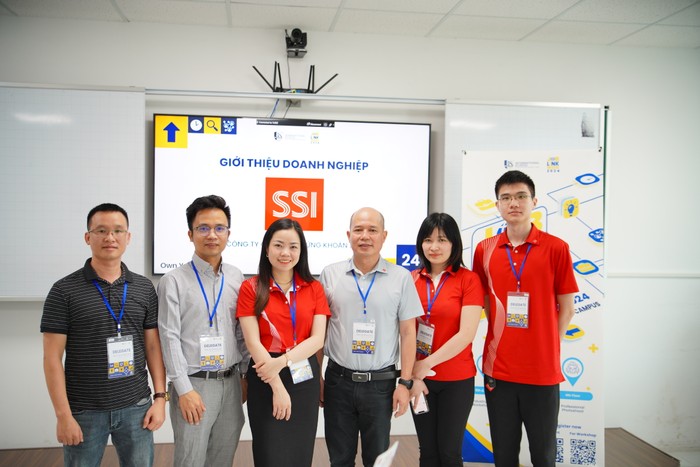 Chi nhánh Mỹ Đình, Công ty cổ phần chứng khoán SSI tham gia kết nối việc làm với sinh viên Trường Quốc tế, Đại học Quốc gia Hà Nội 7R405185.JPG
