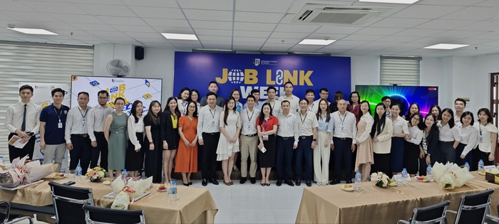 Trường Quốc tế, Đại học Quốc gia Hà Nội tổ chức lễ khai mạc sự kiện “VNUIS Job Link Week 2024 – Tuần lễ kết nối việc làm” z5343750944968_3a6d7c70917b77c01d08686f535f5da8.jpg