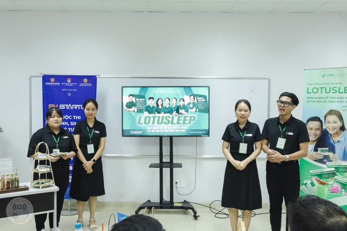 Nhóm sinh viên Trường Đại học Công Thương thành phố Hồ Chí Minh thuyết trình dự án tại cuộc thi “Học sinh, sinh viên với ý tưởng khởi nghiệp”. Ảnh: NTCC. sinh-vien-huit-gianh-cu-dup-02-giai-nhi-tai-ngay-hoi-khoi-nghiep-quoc-gia-cua-hoc-sinh-sinh-vien-nam-2024-4.jpg