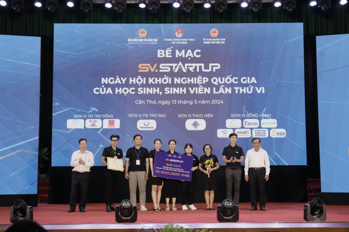Sự án “Lotusleep – Phim ngậm hỗ trợ giấc ngủ tự nhiên từ tim sen và thảo mộc Việt Nam” xuất sắc giành Giải Nhì chung cuộc lĩnh vực Y tế, chăm sóc sức khoẻ, công nghệ làm đẹp”. Ảnh: NTCC. sinh-vien-huit-gianh-cu-dup-02-giai-nhi-tai-ngay-hoi-khoi-nghiep-quoc-gia-cua-hoc-sinh-sinh-vien-nam-2024-5.jpg
