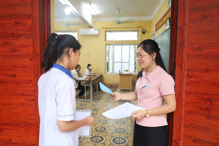 Giám thị kiểm tra thông tin thí sinh trước giờ vào phòng thi môn Ngữ văn tại hội đồng thi Trường Trung học phổ thông Long Châu Sa. 5fb1afdae27942271b68.jpg