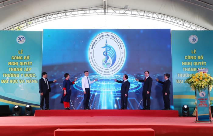 Nghi thức ra mắt Trường Y Dược, Đại học Đà Nẵng. Ảnh: NTCC Nghi thuc ra mat Truong Y Duoc, DH Da Nang.JPG
