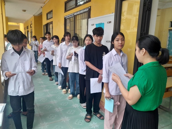 Các thí sinh Hội đồng thi Trường Trung học phổ thông Tam Nông (tỉnh Phú Thọ) làm thủ tục vào phòng thi từ sáng 6/6/2024 tam nông.jpg