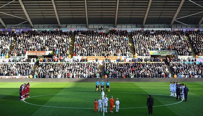 Các cầu thủ Swansea và Aston Villa lặng im nhớ về cựu danh thủ người xứ Wales