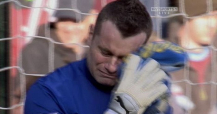Shay Given xúc động sau 1 phút tưởng niệm đồng đội cũ của mình