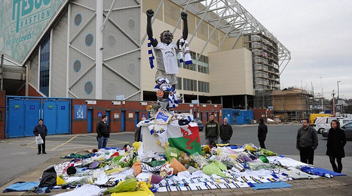 Bức tượng được đặt trước SVĐ của Leeds Utd, nơi Gary Speed đạt tới đỉnh cao sự nghiệp với chức vô địch Anh năm 1992