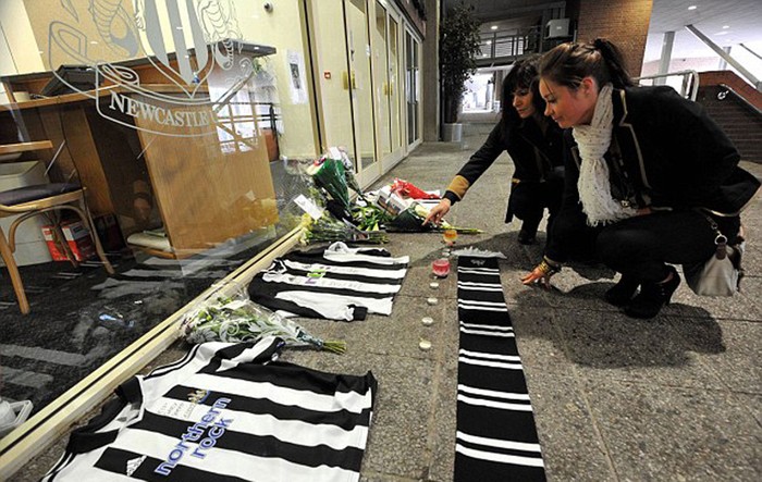 Fan Newcastle tưởng nhớ cựu đội trưởng của họ tại St. James Park