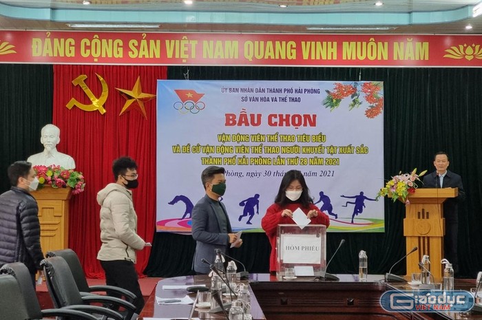 Các phóng viên bỏ phiếu bầu chọn (Ảnh: PL)