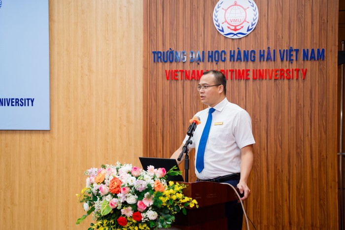 PGS.TS Nguyễn Minh Đức - Phó Hiệu trưởng nhà trường phát biểu khai mạc và tóm tắt quá trình phát triển để Trường Đại học Hàng hải Việt Nam đạt được tiêu chuẩn chất lượng cơ sở giáo dục (Ảnh: TK)