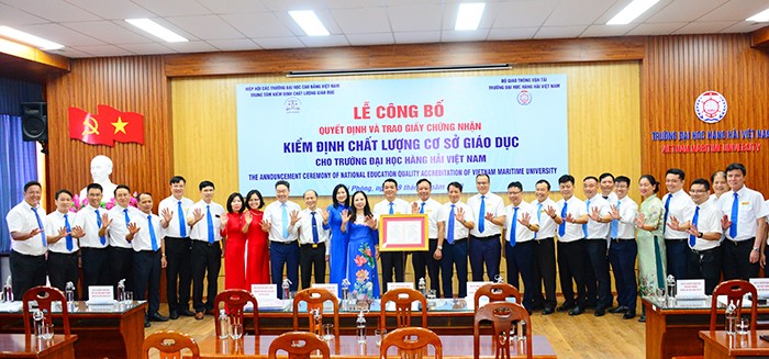 Các đại biểu chụp ảnh lưu niệm (Ảnh: TK)