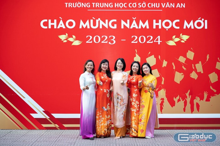 Cô giáo Phạm Thị Diệp Anh - Phó hiệu trưởng Trường Trung học cơ sở Chu Văn An (đứng thứ 3 từ trái sang) có những chia sẻ về trường học hạnh phúc (Ảnh: NVCC) GDVN_truong-thcs-CVA-3.jpg